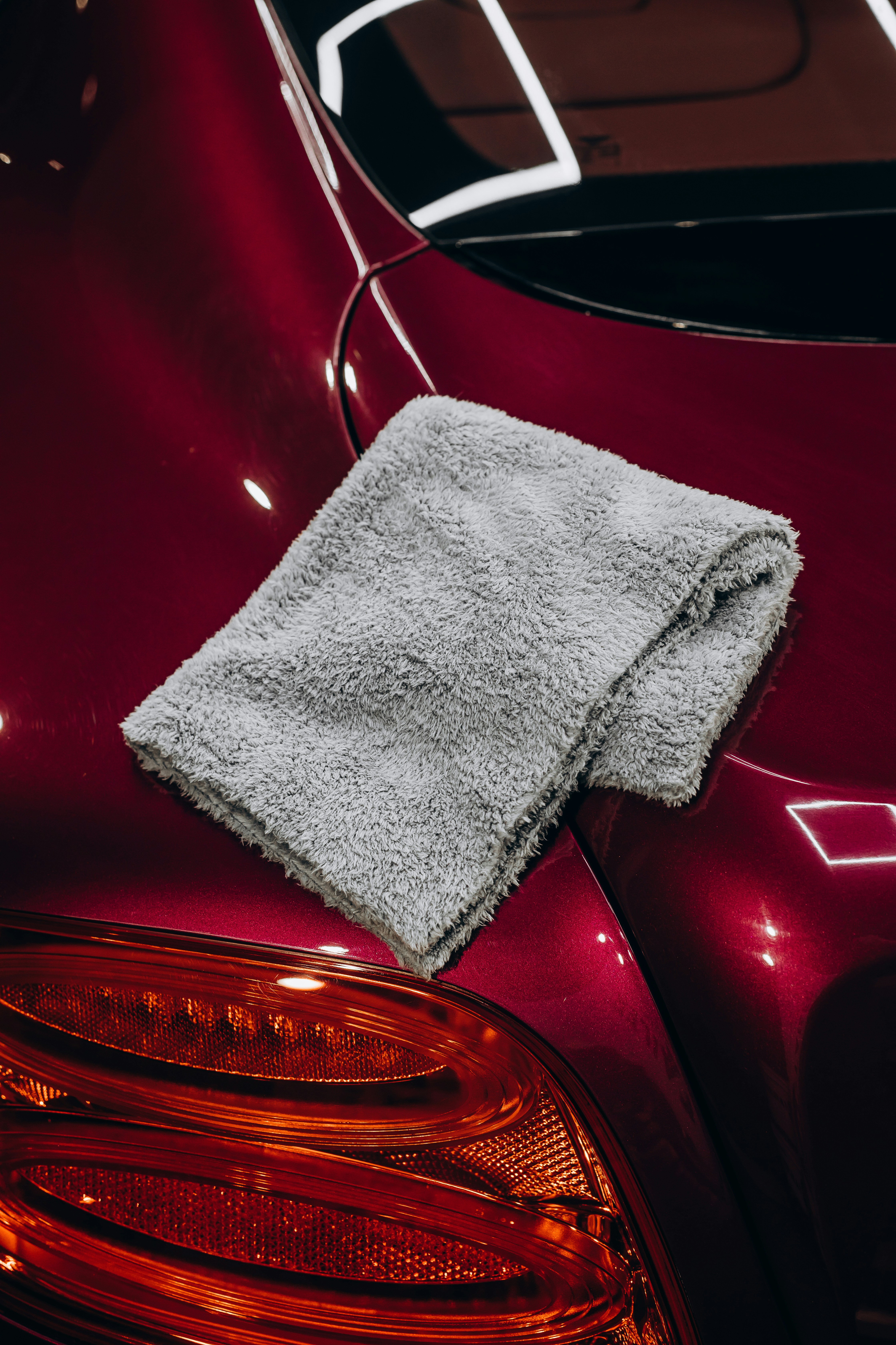 Méthode de lavage sans rinçage : seau, pulvérisateur et microfibres pliées